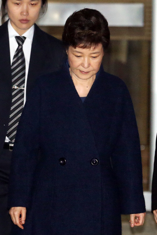 영장실질심사 종료, 운명의 기다림 남았다.  박근혜 전 대통령이 30일 오후 서초구 서초동 서울중앙지법에서 구속 전 피의자심문(영장실질심사)을 마친 뒤영장발부여부를 기다리기 위해 검찰청사로 향하고 있다. 2017.3.30